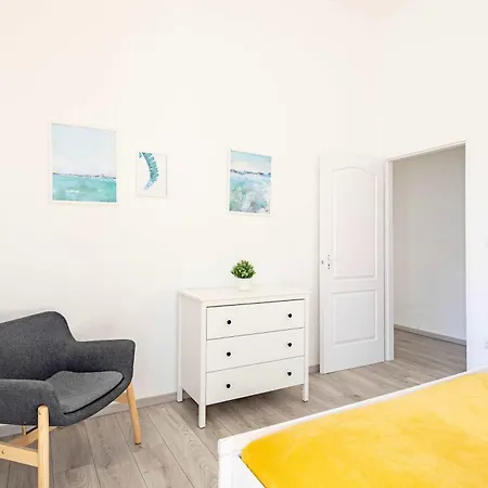 Ultra - Large - Sunny Budapeste